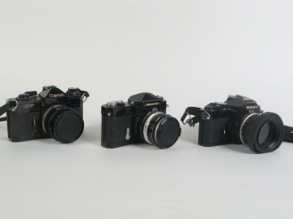 Vente aux enchères Lot de trois appareils photographiques : - CANON EF n°327902 avec obje