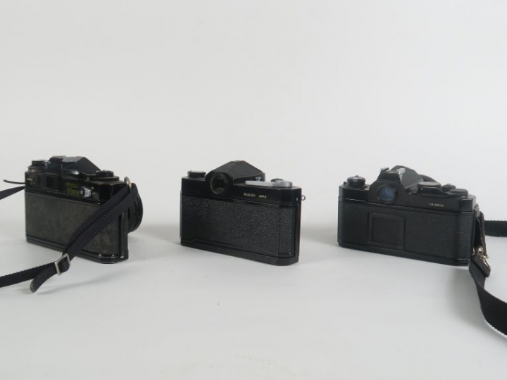 Lot de trois appareils photographiques : - CANON EF n°327902 avec obje