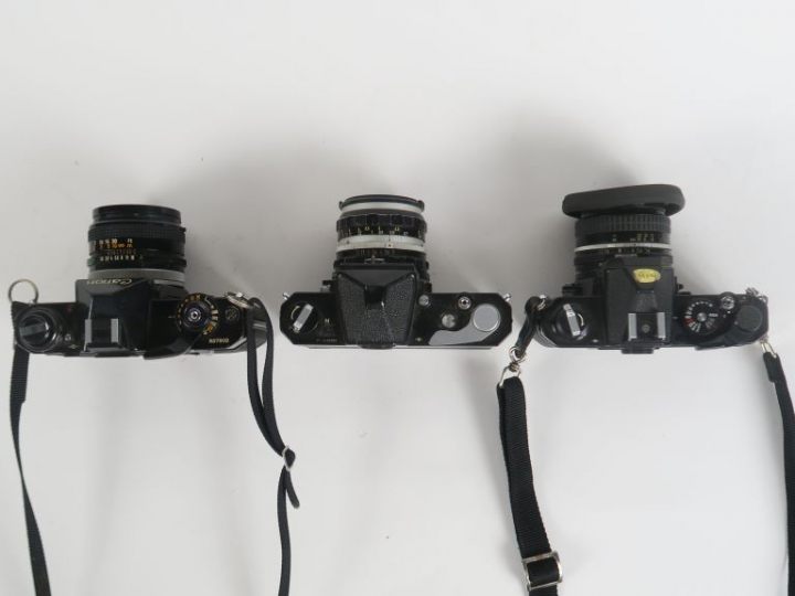 Lot de trois appareils photographiques : - CANON EF n°327902 avec obje