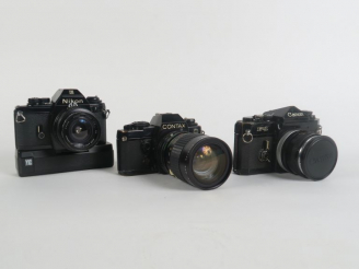 Vente aux enchères Lot de trois appareils photographiques : - NIKON EM n°7025920 avec obj