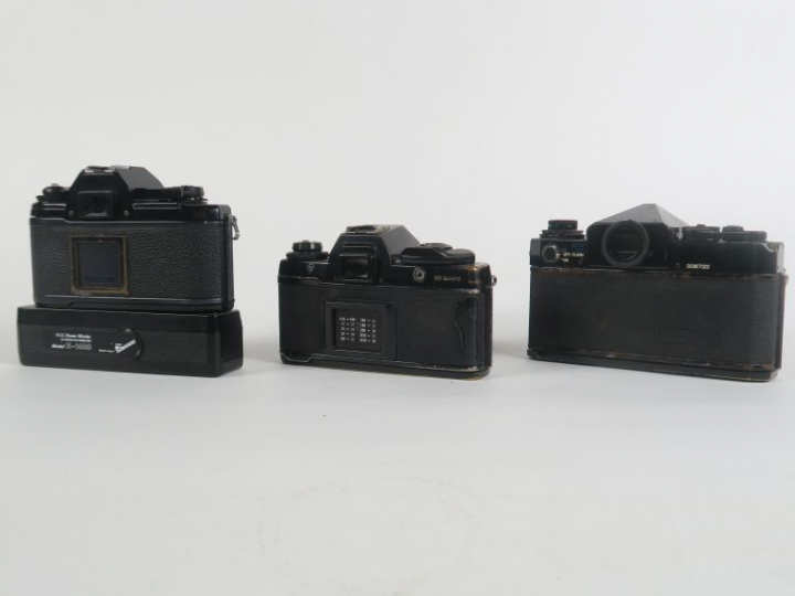 Lot de trois appareils photographiques : - NIKON EM n°7025920 avec obj