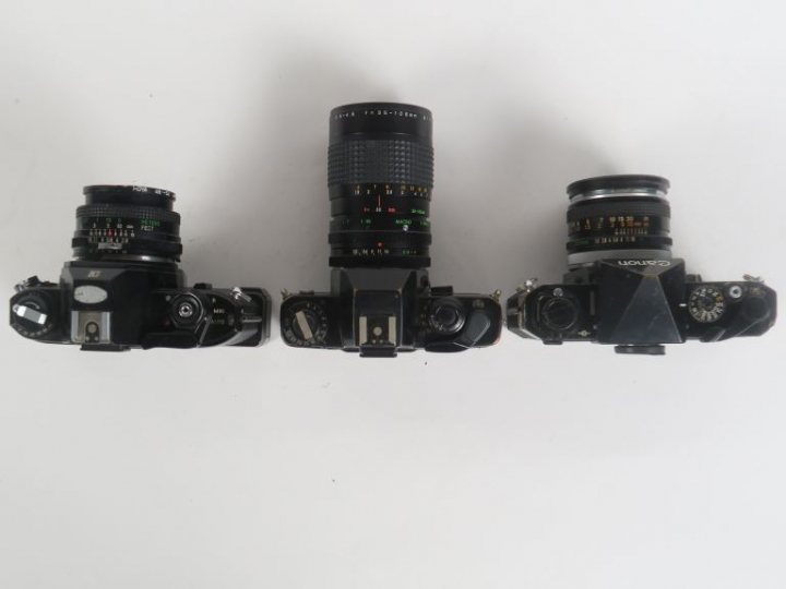 Lot de trois appareils photographiques : - NIKON EM n°7025920 avec obj