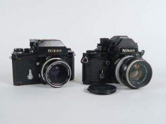 Vente aux enchères Lot de deux appareils photographiques NIKON : - F2 n°7552110 avec obje