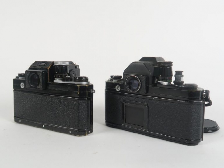 Lot de deux appareils photographiques NIKON : - F2 n°7552110 avec obje
