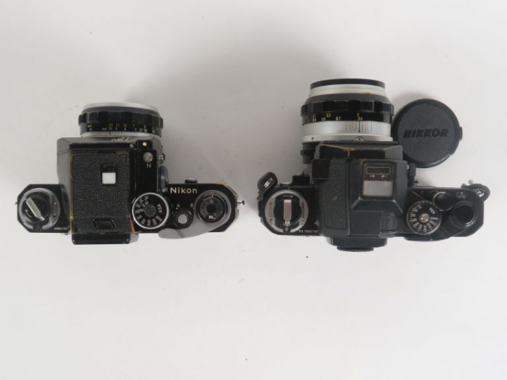 Lot de deux appareils photographiques NIKON : - F2 n°7552110 avec obje