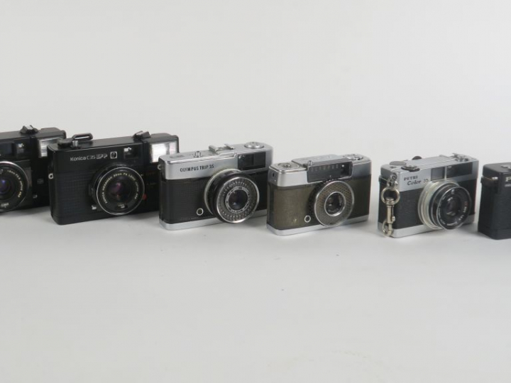 Lot de six appareils photographiques : - KONICA C35 EFP - KONICA C35 -