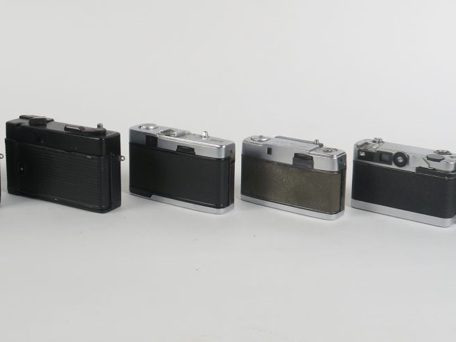 Lot de six appareils photographiques : - KONICA C35 EFP - KONICA C35 -