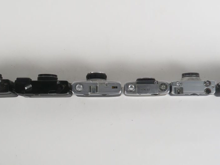 Lot de six appareils photographiques : - KONICA C35 EFP - KONICA C35 -