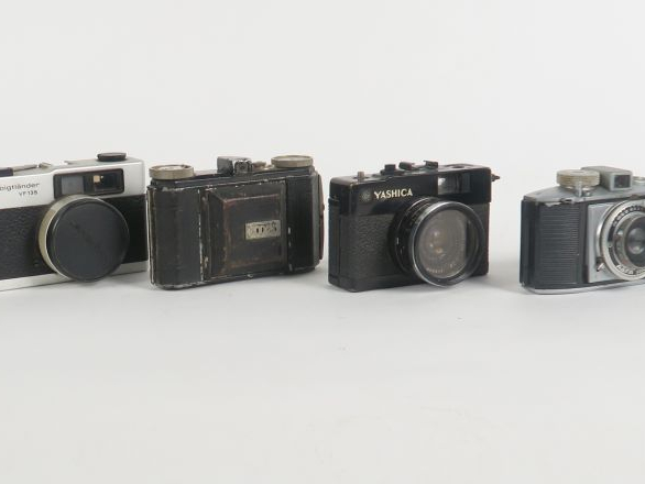 Lot de six appareils photographiques : - COSINA COMPACT 35 E - VOIGTLÄ