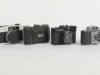 Vente aux enchères Lot de six appareils photographiques : - COSINA COMPACT 35 E - VOIGTLÄ