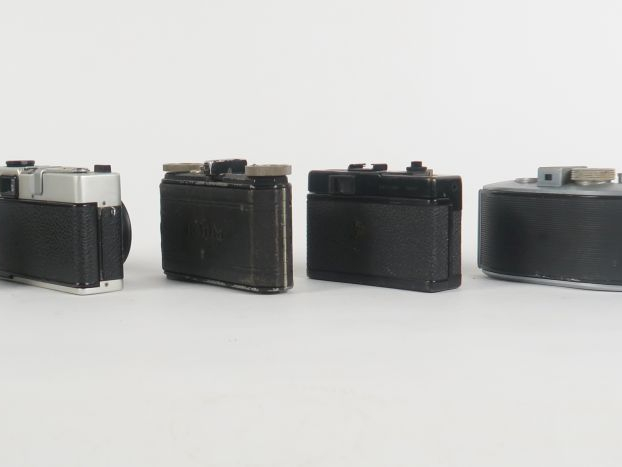 Lot de six appareils photographiques : - COSINA COMPACT 35 E - VOIGTLÄ