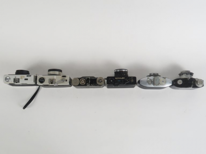 Lot de six appareils photographiques : - COSINA COMPACT 35 E - VOIGTLÄ