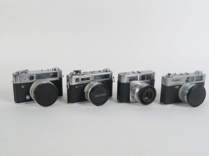Lot de quatre appareils photographiques : - CANON CANONET QL17 - ZEISS
