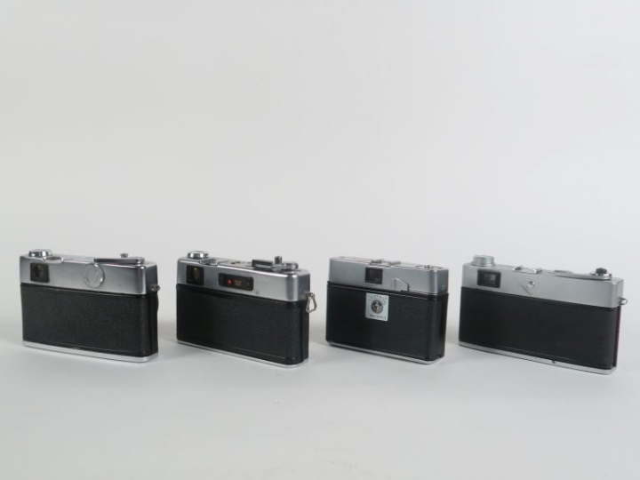 Lot de quatre appareils photographiques : - CANON CANONET QL17 - ZEISS