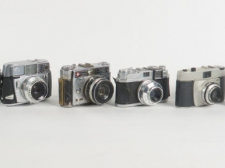 Vente aux enchères Lot de huit appareils photographiques : - CANON CANONET 28 - VEGA - SA