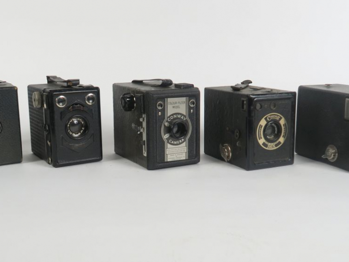 Lot de cinq appareils photographiques BROWNIE : - LUMIERE SCOUTBOX - C