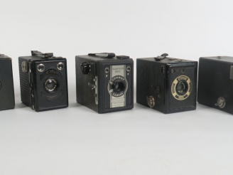 Vente aux enchères Lot de cinq appareils photographiques BROWNIE : - LUMIERE SCOUTBOX - C