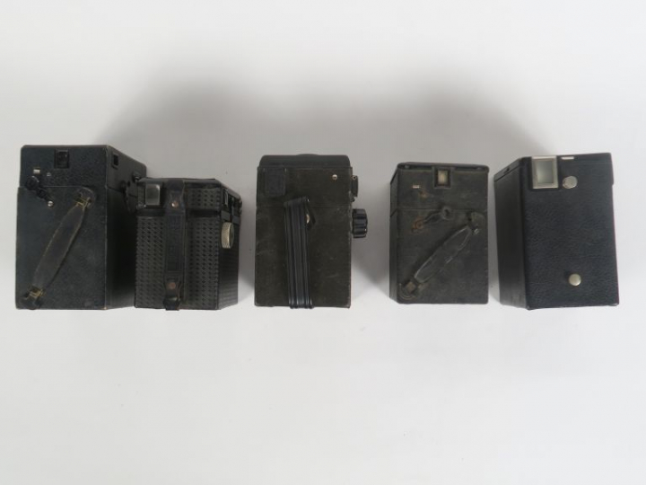 Lot de cinq appareils photographiques BROWNIE : - LUMIERE SCOUTBOX - C