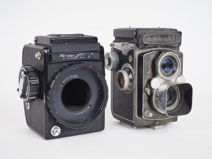 Lot de deux appareils photographiques : - YASHICA 635 n°ST2051004 (éta