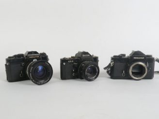 Vente aux enchères Lor de trois appareils photographiques pour pièces : - RICOH KR-5 avec
