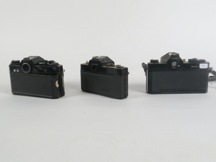 Lor de trois appareils photographiques pour pièces : - RICOH KR-5 avec