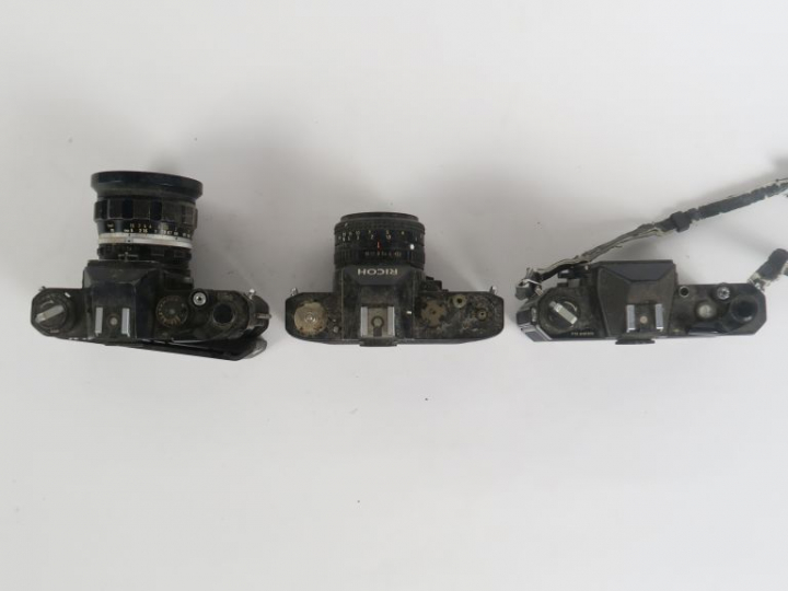 Lor de trois appareils photographiques pour pièces : - RICOH KR-5 avec