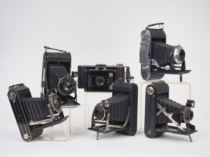 Lot de six appareils photographiques folding de marque Lumière, Agfa, 