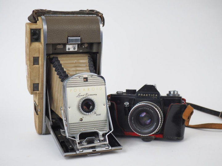Lot de deux appareils photographiques :  - PRAKTICA avec objectif PONC