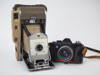 Vente aux enchères Lot de deux appareils photographiques :  - PRAKTICA avec objectif PONC