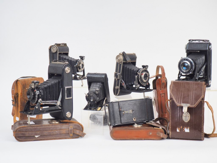 Lot de six appareils photos dans leur étui de marque DREPY, KODAK, GOE