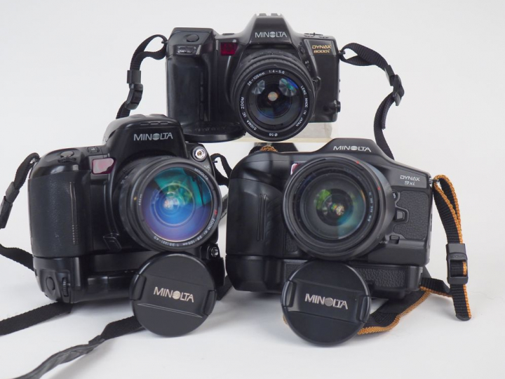 Lot de trois appareils photographiques MINOLTA avec leurs objectifs : 