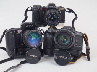 Vente aux enchères Lot de trois appareils photographiques MINOLTA avec leurs objectifs : 