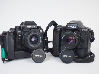 Vente aux enchères Lot de deux appareils photographiques :  - NIKON F4 n° 2533999 avec ba