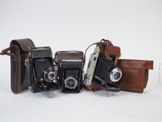 Vente aux enchères Lot de trois appareils photographiques Folding dans leur étui :  - ZEI