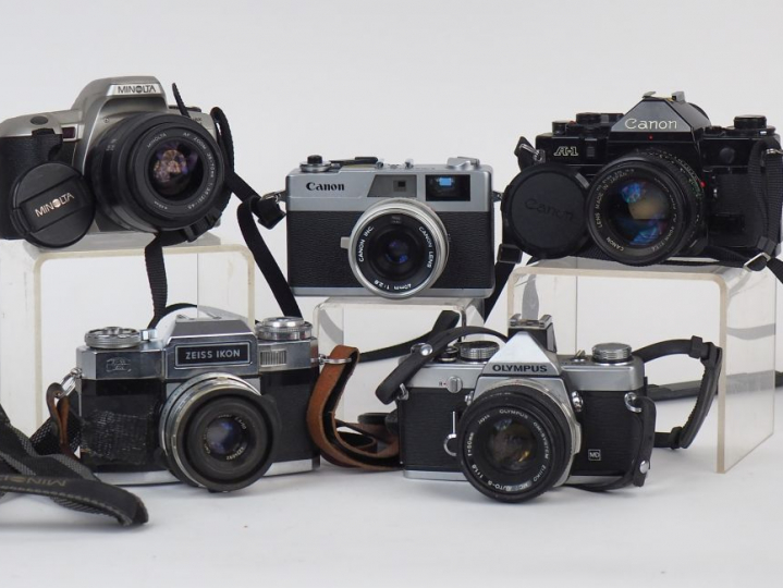 Lot de cinq appareils photographiques :  - OLYMPUS OM -1 n°1974597 ave