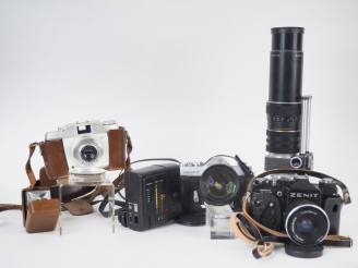 Vente aux enchères Lot de trois appareils photographiques :  - ZENITH TTL n° 81402326 ave