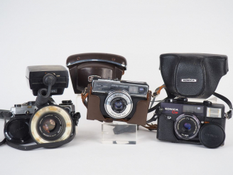 Vente aux enchères Lot de trois appareils photographiques : - KONICA C35 n°112057 avec sa