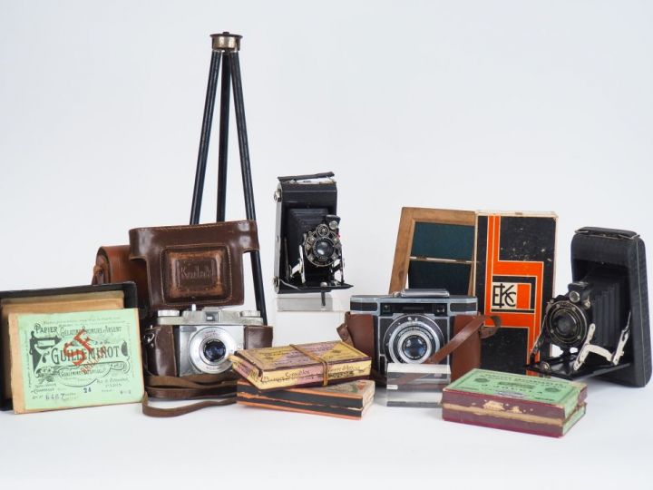 Lot de quatre apapreils photographiques : - 2 KODAK Folding dans leur 