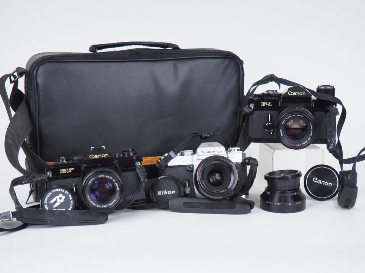 Lot de trois appareils photographiques dans une sacoche : - NIKKORMAT 