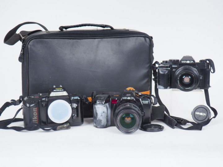 Lot de quatre appareils photographiques dans une sacoche : - MINOLTA D