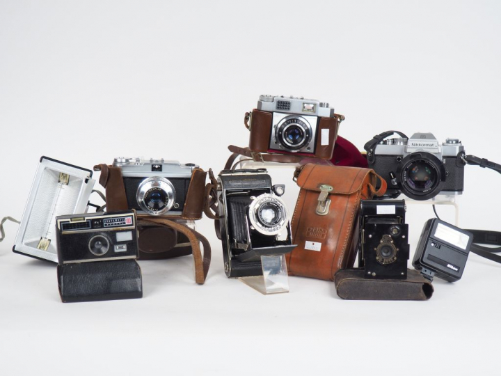 Lot de six appareils photographiques : - NIKKORMAT EL n°5486959 avec o