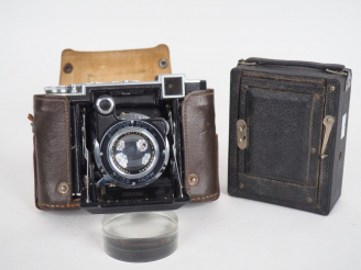Vente aux enchères Lot de deux appareils photographiques : - ZEISS IKON SUPER IKONTA 532/
