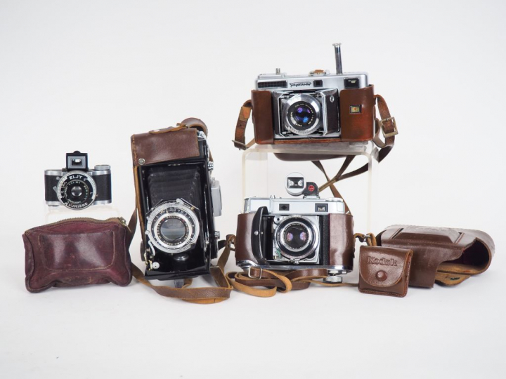 Lot de quatre appareils photographiques : - ELJY LUMIERE miniature - K