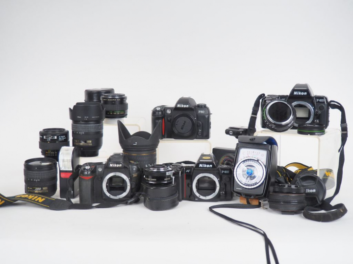 Lot de quatre appareils photographiques NIKON : - F-801 n°2477110 - F-
