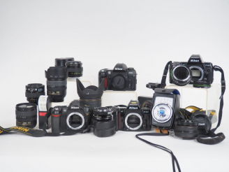 Vente aux enchères Lot de quatre appareils photographiques NIKON : - F-801 n°2477110 - F-
