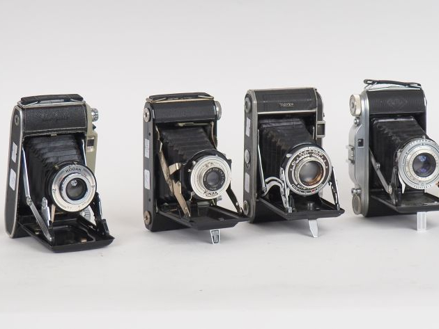 Lot de six appareils photographiques Folding : - KODAK modèle B2 - ROY