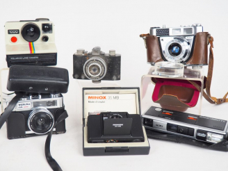 Vente aux enchères Lot comprenant six appareils photographiques :  - MINOX 35MB dans sa b