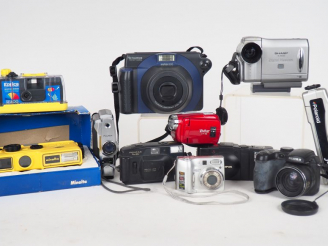 Vente aux enchères Lot comprenant onze appareils photographiques ou caméras modernes. (ét