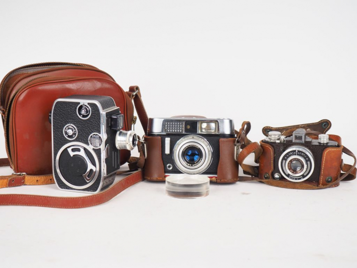 Lot de 2 appareils photographiques et 1 caméra : - VOIGTLANDER VITO CL