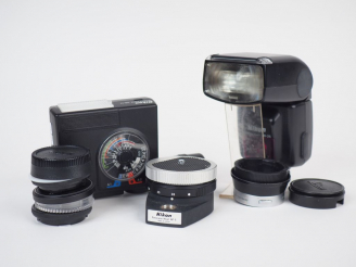 Vente aux enchères Lot de cache objectifs on y joint deux flash NIKON SPEED LIGHT (SB-25 